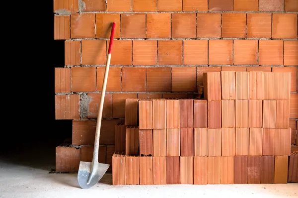 Metselwerk schop emmer en bakstenen — Stockfoto