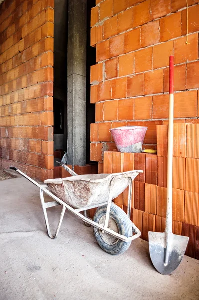 Albañilería, carretilla, ladrillos y pala — Foto de Stock