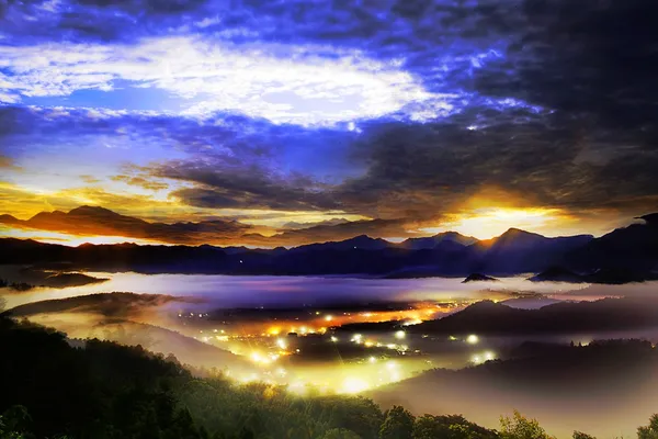 Jinlong alpinismo nascer do sol, Taiwan — Fotografia de Stock