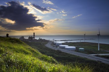 bir yol ve gün batımı sırasında yel değirmenleri