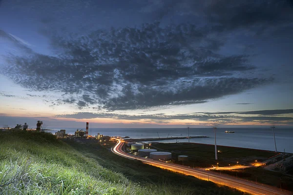 Una strada e mulini a vento durante il tramonto — Foto Stock