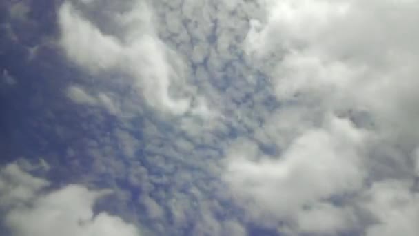 Blauer Himmel mit Wolken — Stockvideo