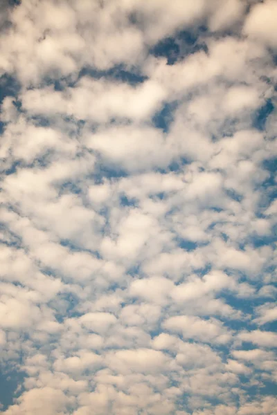 Blå himmel med moln — Stockfoto