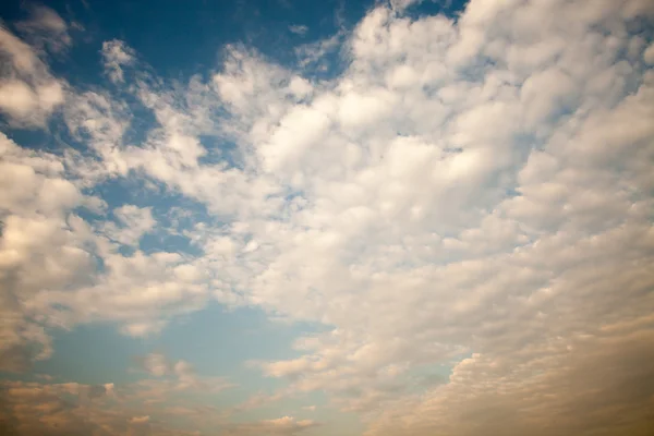 Blauwe lucht met wolken — Stockfoto