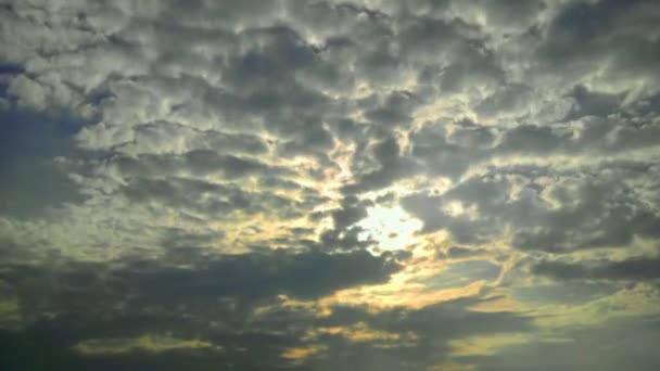 Синее небо с облаками — стоковое видео