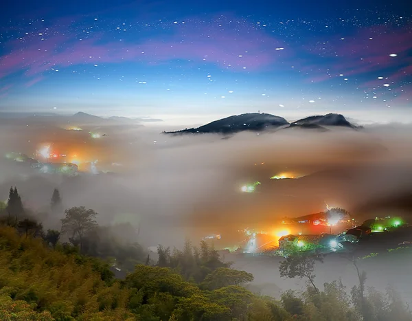 Fantastische zonsopgang en berg van wolk — Stockfoto