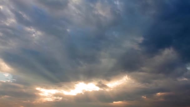 Ciel bleu avec nuages (laps de temps )