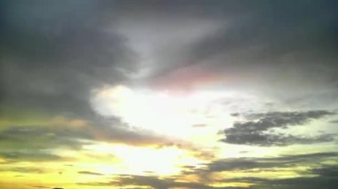 Mavi gökyüzü, bulutlar ve uçak (zaman atlamalı)