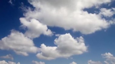zaman atlamalı kaliteli mavi gökyüzü, bulutlar ve uçak