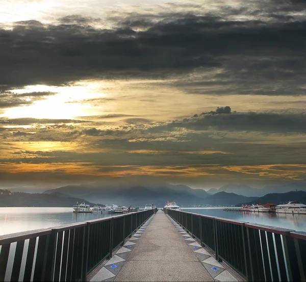 Uma vista do famoso Sun Moon Lake — Fotografia de Stock