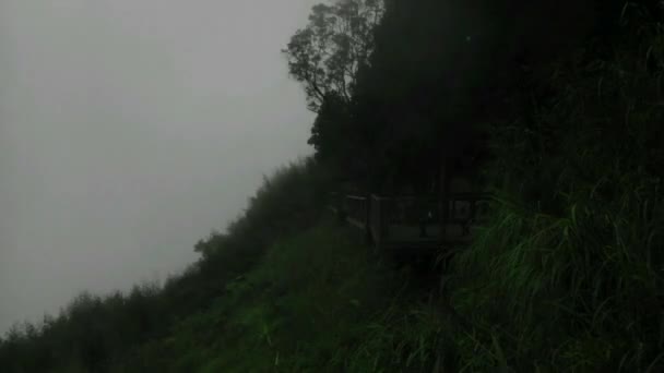 Движущийся туман в горах — стоковое видео