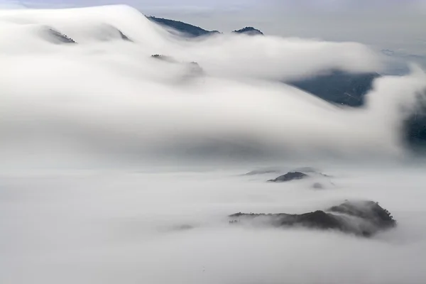 Ландшафт горной долины тумана и облаков — стоковое фото
