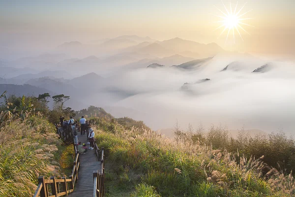 Pôr-do-sol incrível e montanha — Fotografia de Stock