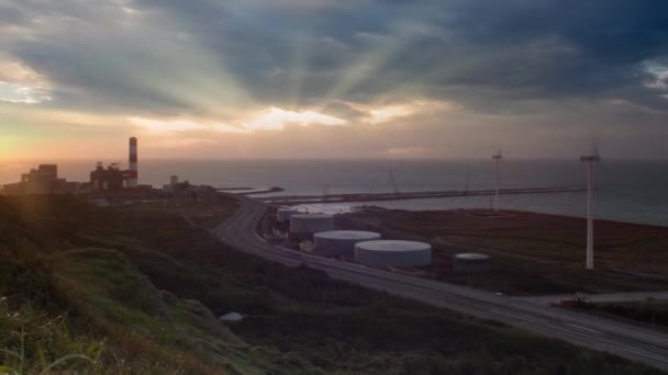 Uma estrada e moinhos de vento durante o pôr do sol — Vídeo de Stock