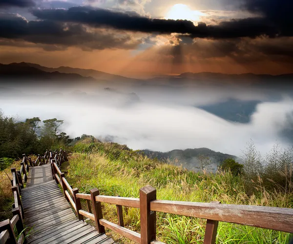 Increíble amanecer y montaña — Foto de Stock