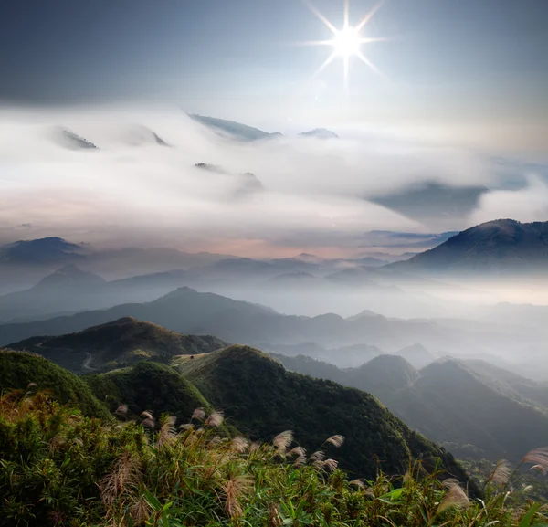 Incroyable lever de soleil et montagne — Photo