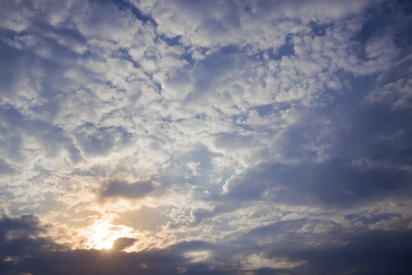 Blå himmel med moln — Stockfoto