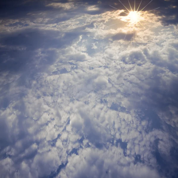 Modrá obloha s mraky pro adv nebo jiné účel použití — Stock fotografie