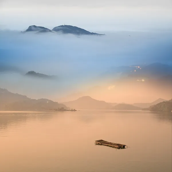 Pescatore sul lago per uso adv o altri scopi — Foto Stock