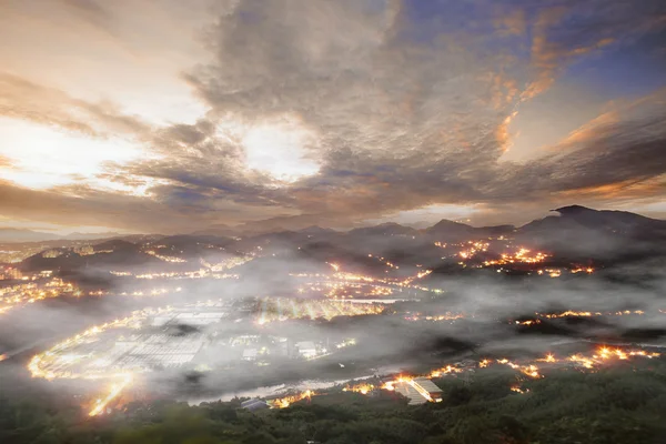 Hämmästyttävä auringonnousu ja vuori — kuvapankkivalokuva