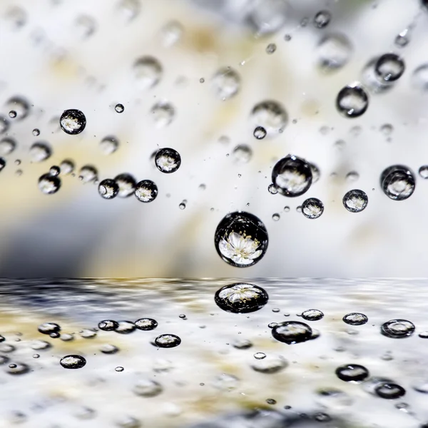 Капля воды с отражением внутри — стоковое фото
