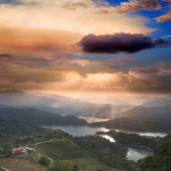 Erstaunlicher Sonnenaufgang und Berg — Stockfoto