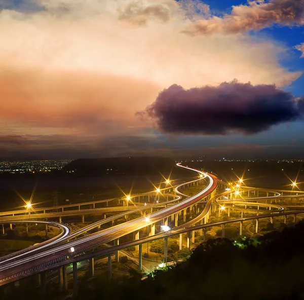 Autoroute de nuit avec des voitures lumière — Photo