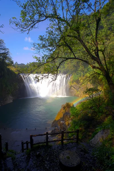 Majestically beautiful waterfall — Stock Photo, Image
