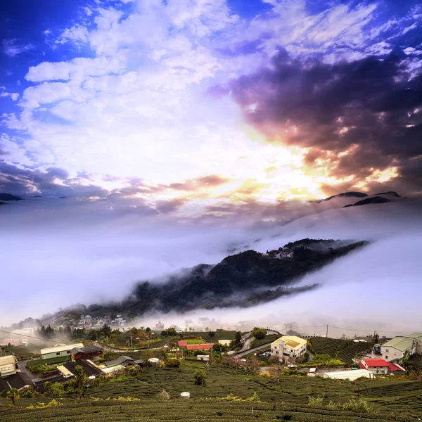 Incroyable lever de soleil et montagne — Photo