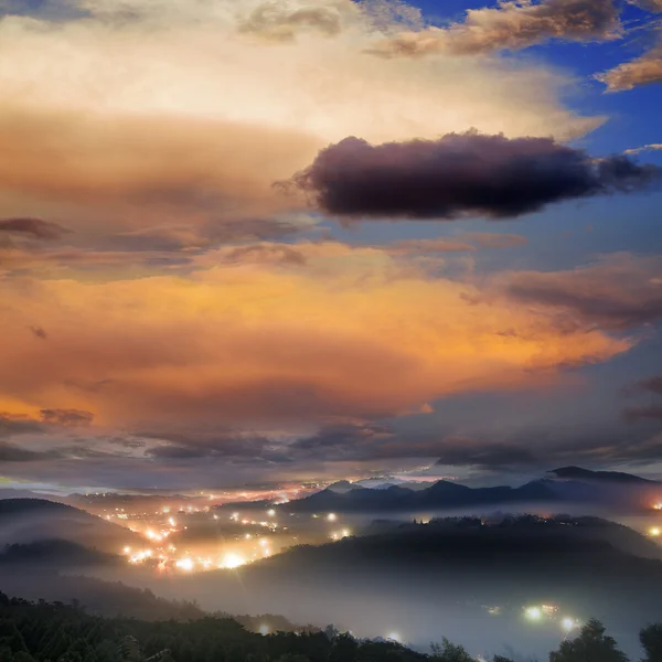 Erstaunlicher Sonnenaufgang und Berg — Stockfoto
