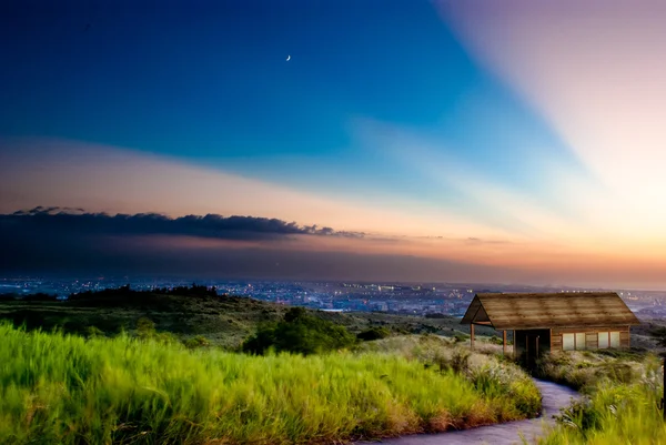 Pequeña casa en el camino — Foto de Stock