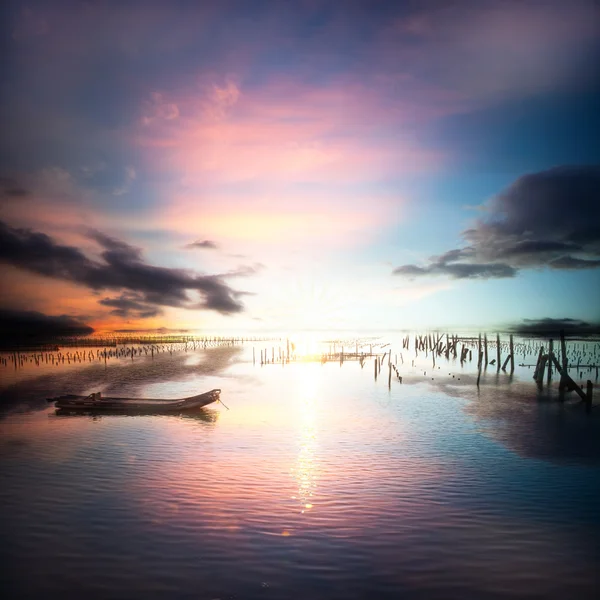 Hermoso atardecer y nube —  Fotos de Stock