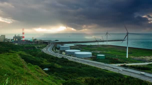 Time lapse di strada e mulini a vento durante il tramonto, realizzato con un obiettivo grandangolare — Video Stock