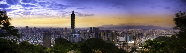 Vista completa por do sol da cidade de Taipei — Fotografia de Stock
