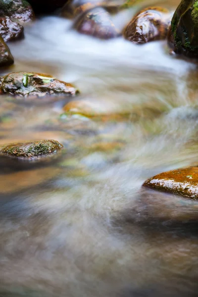 Snel stromende water in de bergen — Stockfoto