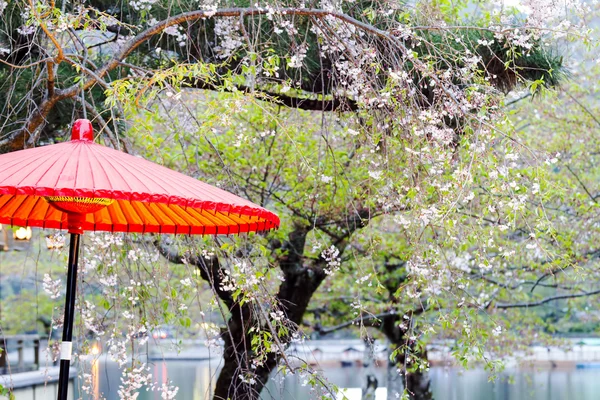 Roter Regenschirm im japanischen Stil — Stockfoto