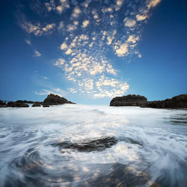 海和岩石在日落。性质 — 图库照片