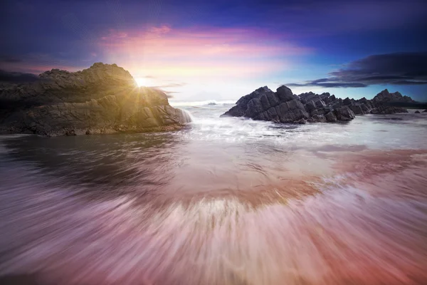 Puesta de sol en la costa del mar — Foto de Stock