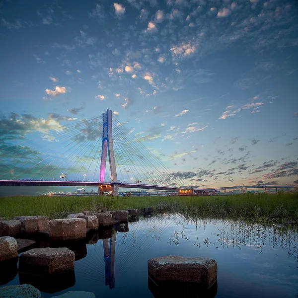 Un pont lumineux néon moderne la nuit — Photo