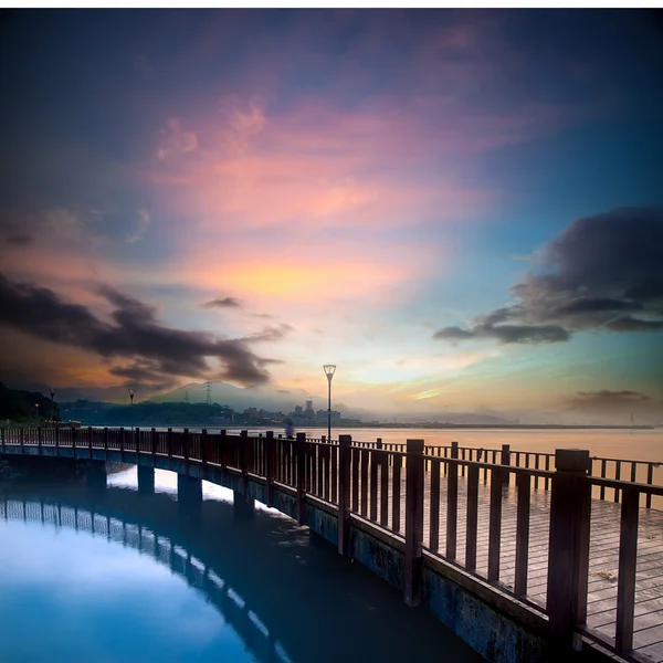 Magnifique coucher de soleil avec un pont sur — Photo