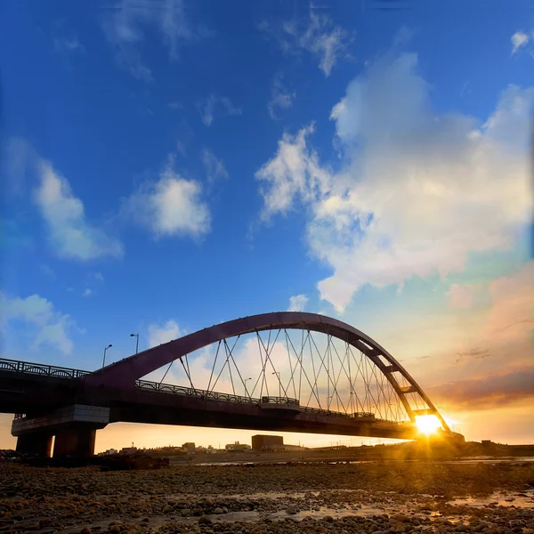 色赤い橋の夕日 — ストック写真