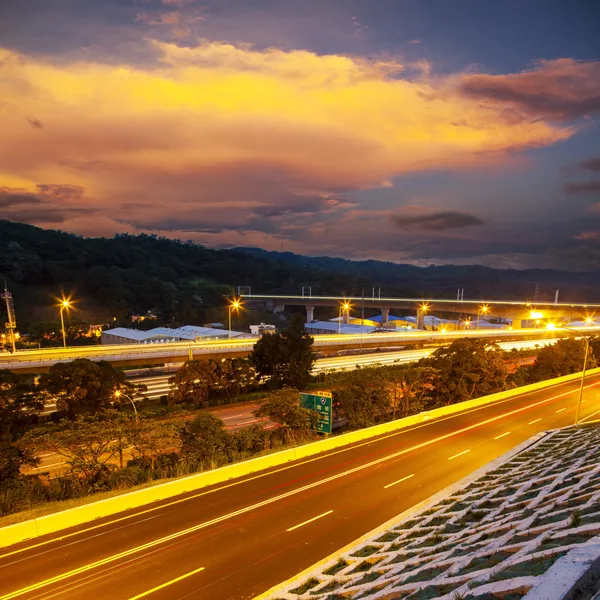 Trafic routier au coucher du soleil — Photo