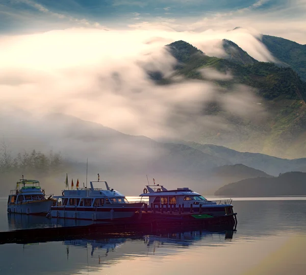 Lindo lago com bom barco e montanha — Fotografia de Stock