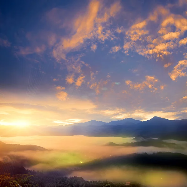 Prachtige zonsopgang in de bergen — Stockfoto