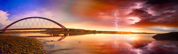 Färg röd bridge sunset — Stockfoto