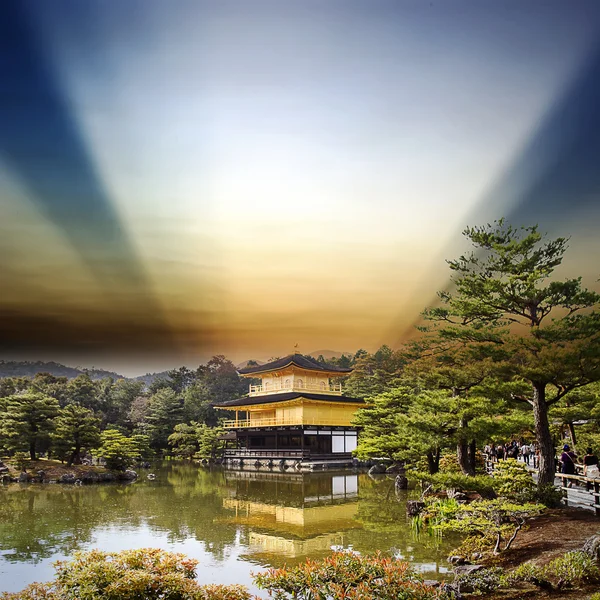 Templo de ouro japão com céu agradável — Fotografia de Stock