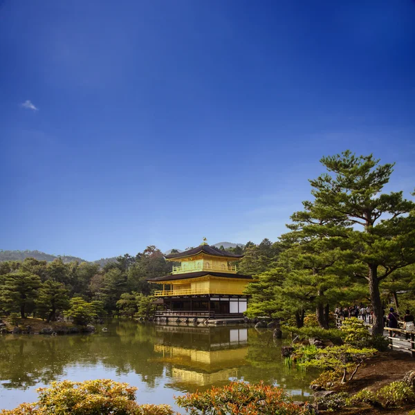 Zlatý chrám Japonsko s pěknou oblohou — Stock fotografie
