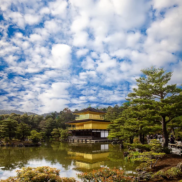 Zlatý chrám Japonsko s pěknou oblohou — Stock fotografie