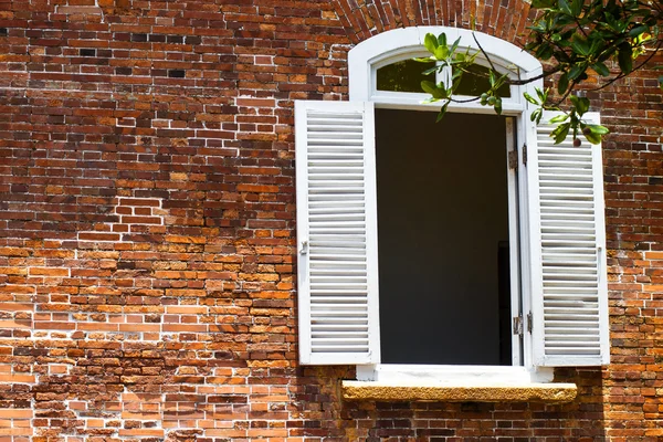 窓のある古い赤レンガの壁 — ストック写真