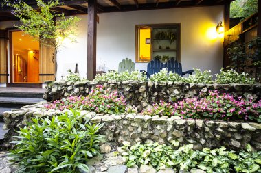 güzel bir ev önünde güzel bir çiçek ile